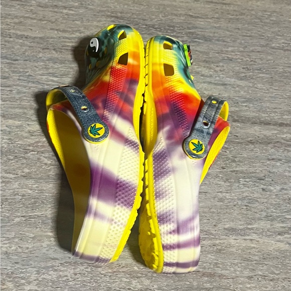CROCS Half-Baked Classic Tie-Dye Yellow Men’s Slip-On Clog Sandals with Charms main image 13